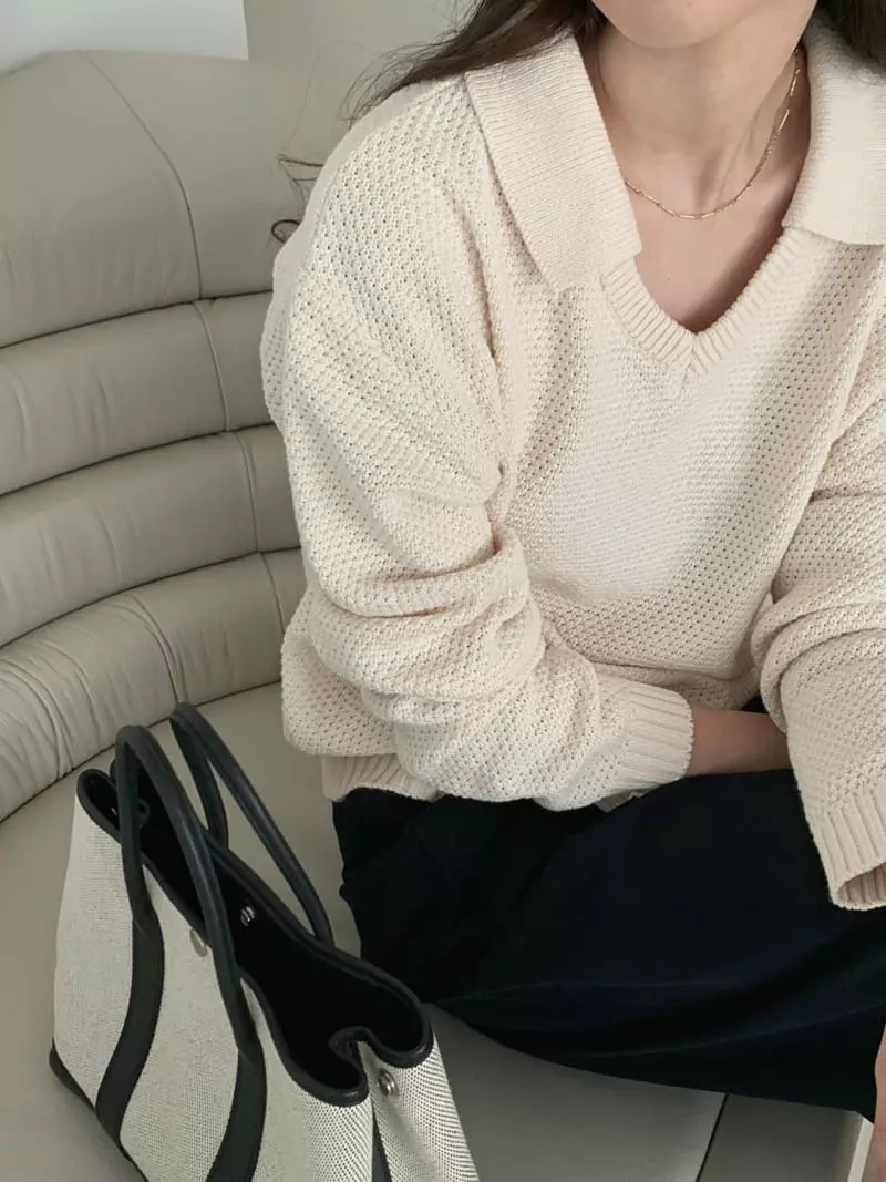 Baking Powder - Korean Women Fashion - #womensfashion - Kaneco Collar V-neck Tee - 3