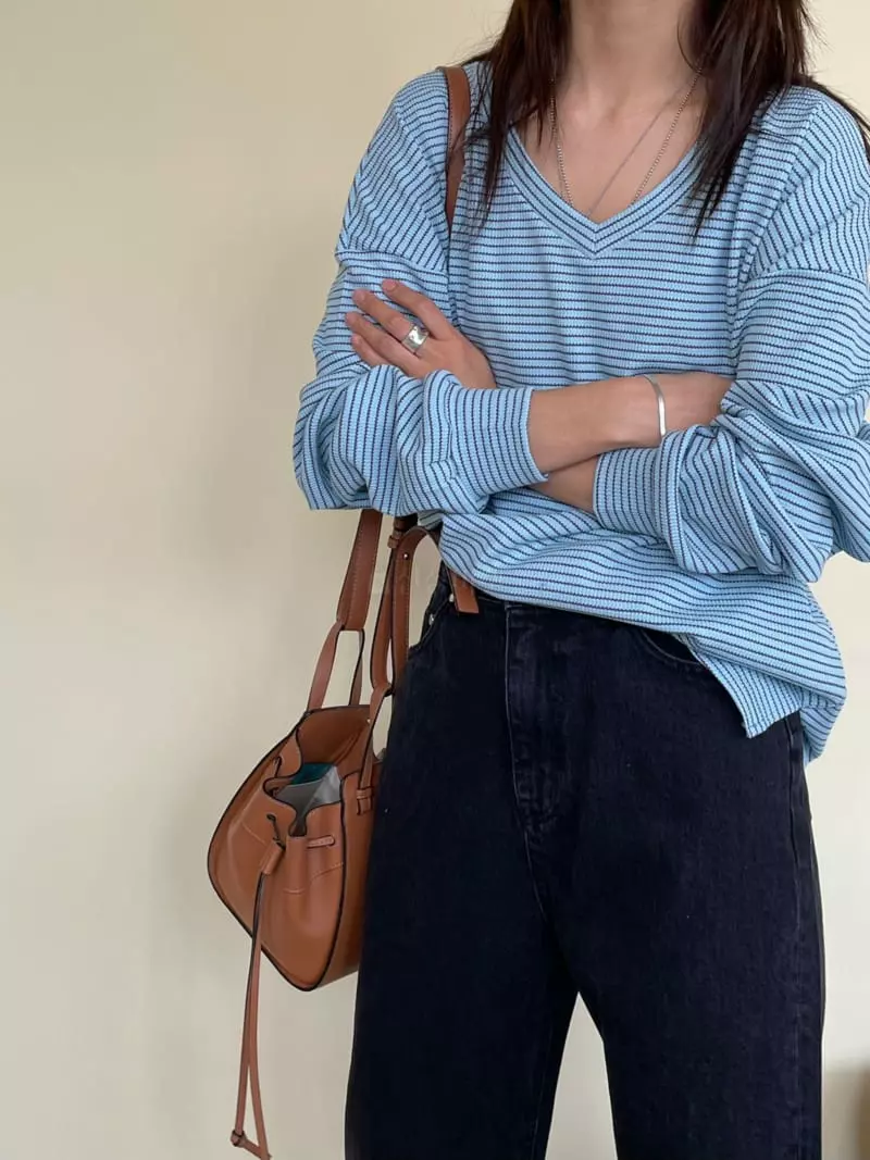 Charlotte - Korean Women Fashion - #womensfashion - V-box Tee - 2