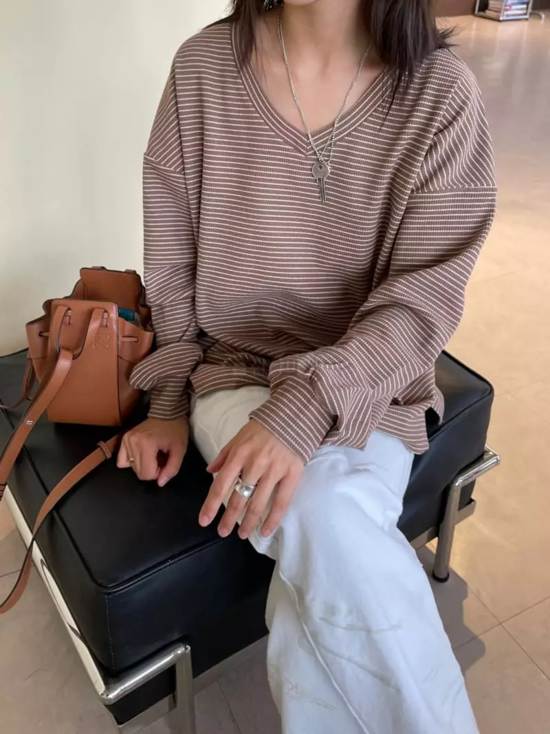 Charlotte - Korean Women Fashion - #momslook - V-box Tee - 4