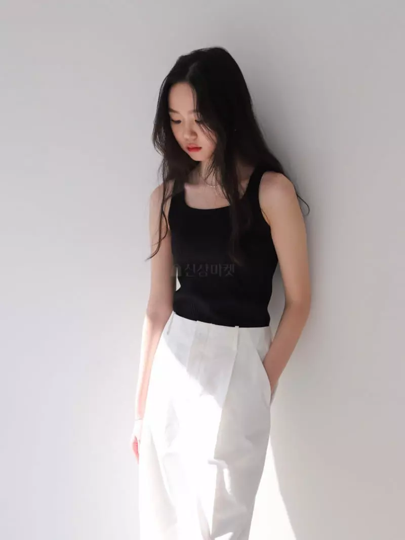 Cullum - Korean Women Fashion - #womensfashion - Garnet Sleeveless Tee - 2