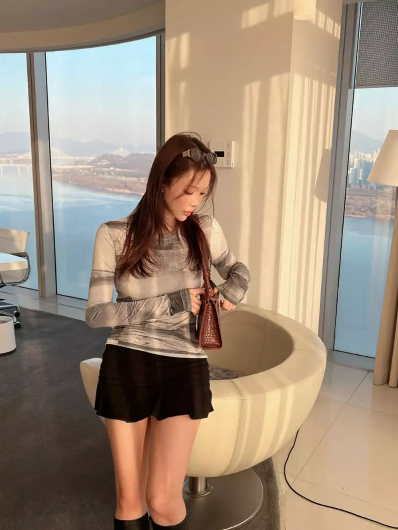 Gateless - Korean Women Fashion - #vintagekidsstyle - Motel Tee - 4