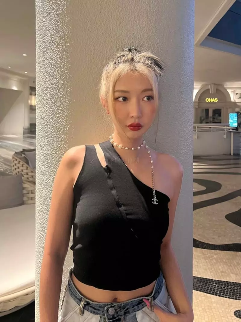 Gateless - Korean Women Fashion - #restrostyle - Even Sleeveless Tee - 2