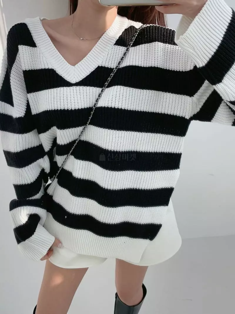 Monroe - Korean Women Fashion - #vintageinspired - Hachi Box V-neck Knit - 3