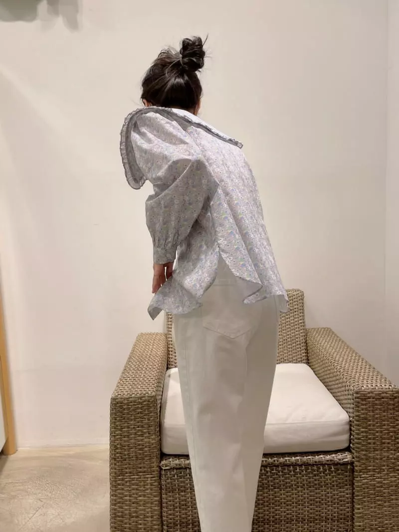 Odor - Korean Women Fashion - #momslook - Mari Flowers Frill Blouse - 2