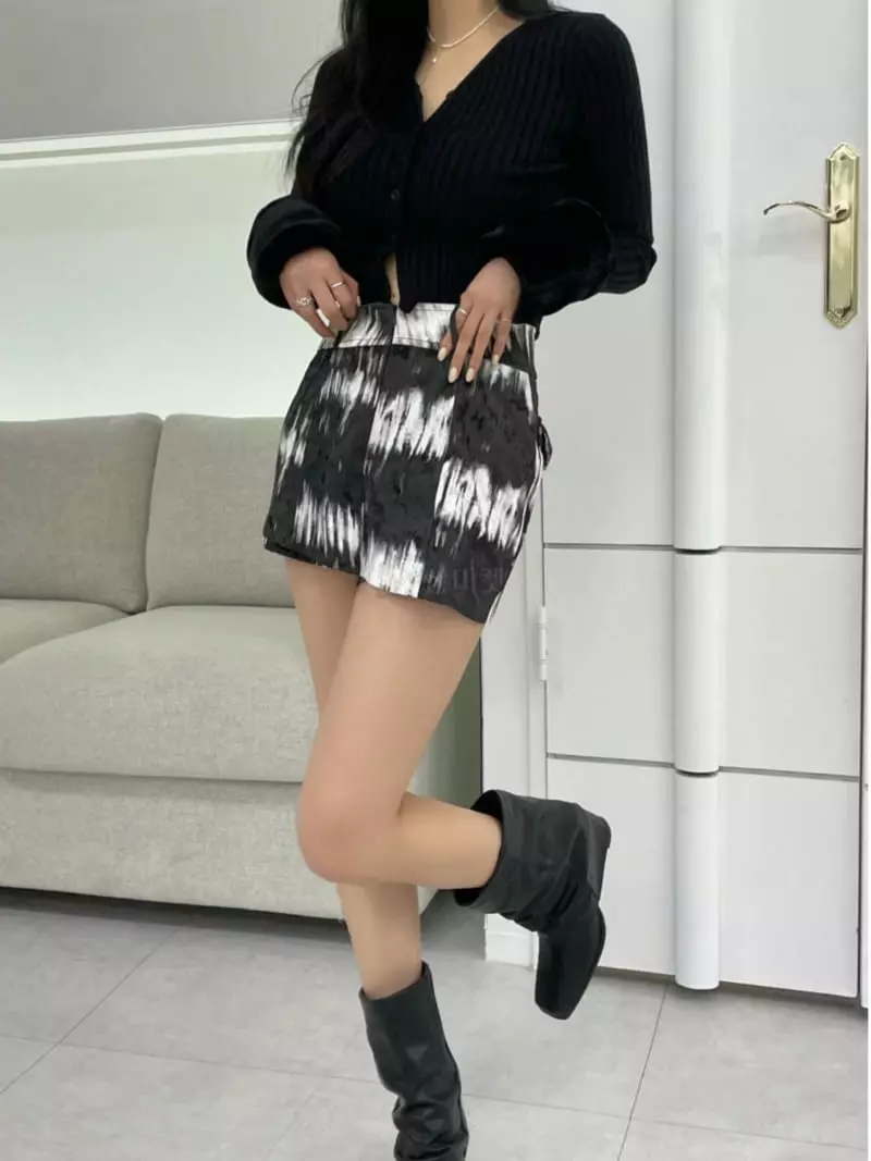 Remood - Korean Women Fashion - #womensfashion - Creamy Velvet Mini Pants - 4