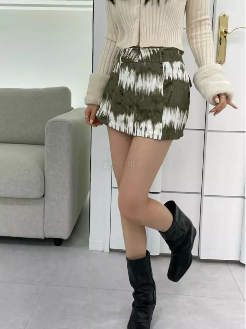 Remood - Korean Women Fashion - #womensfashion - Creamy Velvet Mini Pants