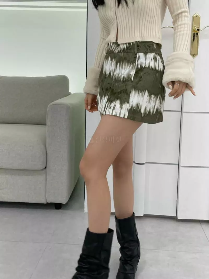 Remood - Korean Women Fashion - #womensfashion - Creamy Velvet Mini Pants - 3