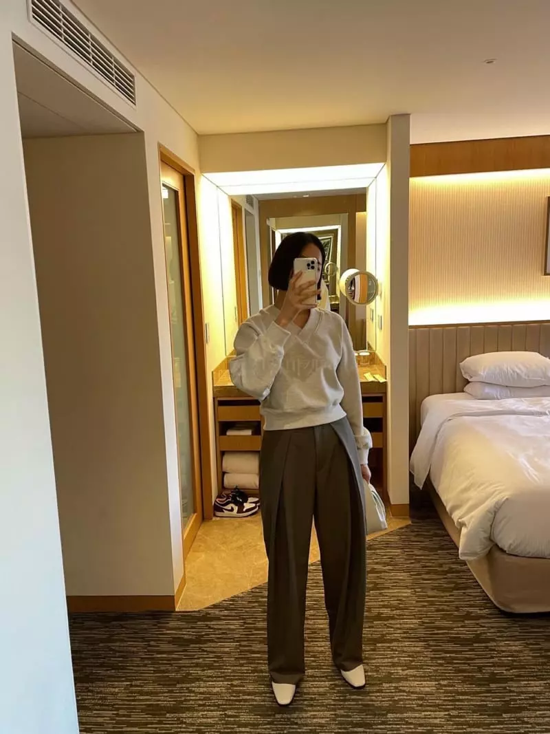 Sono De Seoul - Korean Women Fashion - #momslook - V Crop Sweatshirt - 3