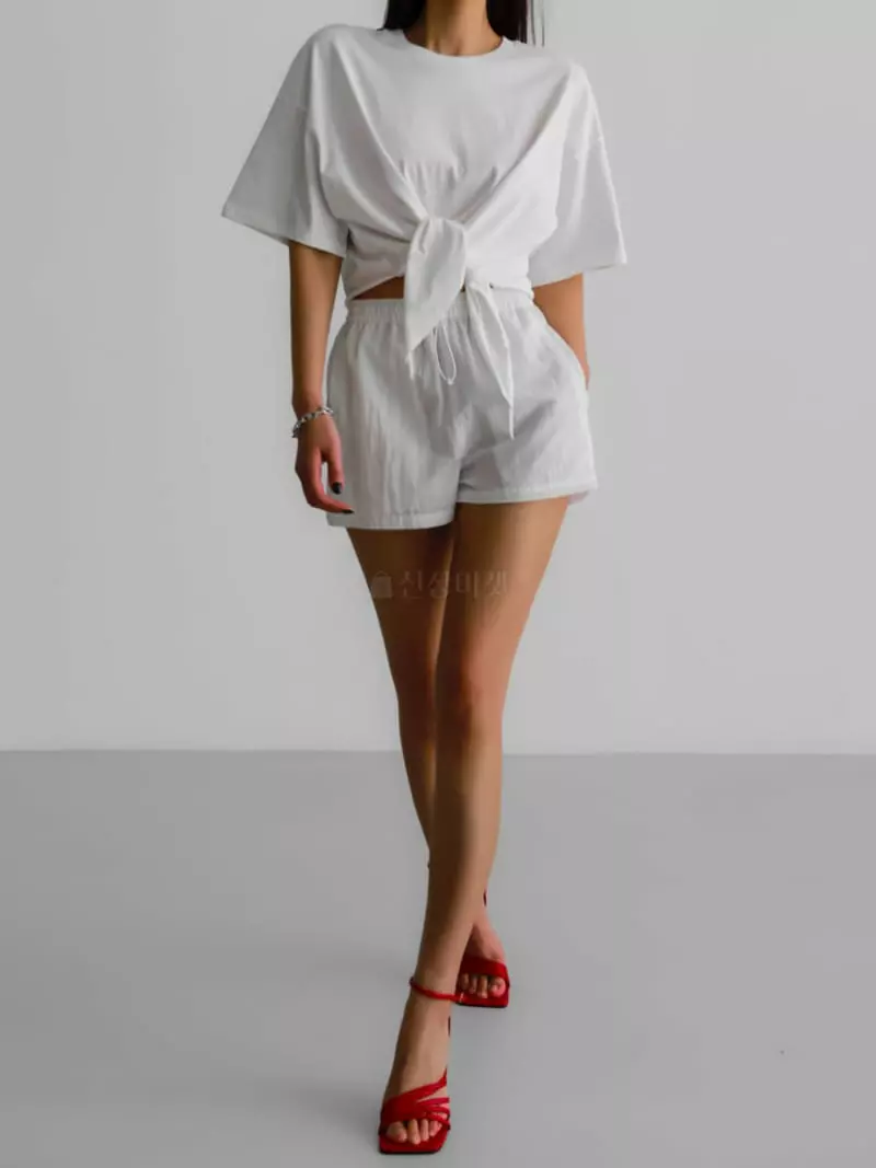 Paper Moon - Korean Women Fashion - #vintageinspired - Front Detail Crop Tee
