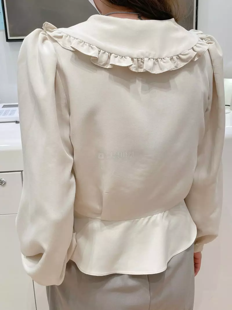 Very - Korean Women Fashion - #womensfashion - Frill Gold Blouse - 3