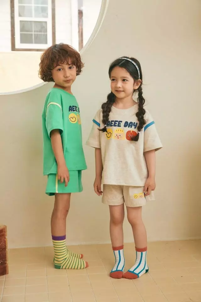 Aeeeday - Korean Children Fashion - #childrensboutique - Friends Short Sleeves Top Bottom Set - 3
