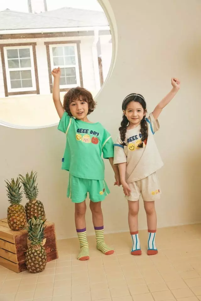Aeeeday - Korean Children Fashion - #discoveringself - Friends Short Sleeves Top Bottom Set - 5