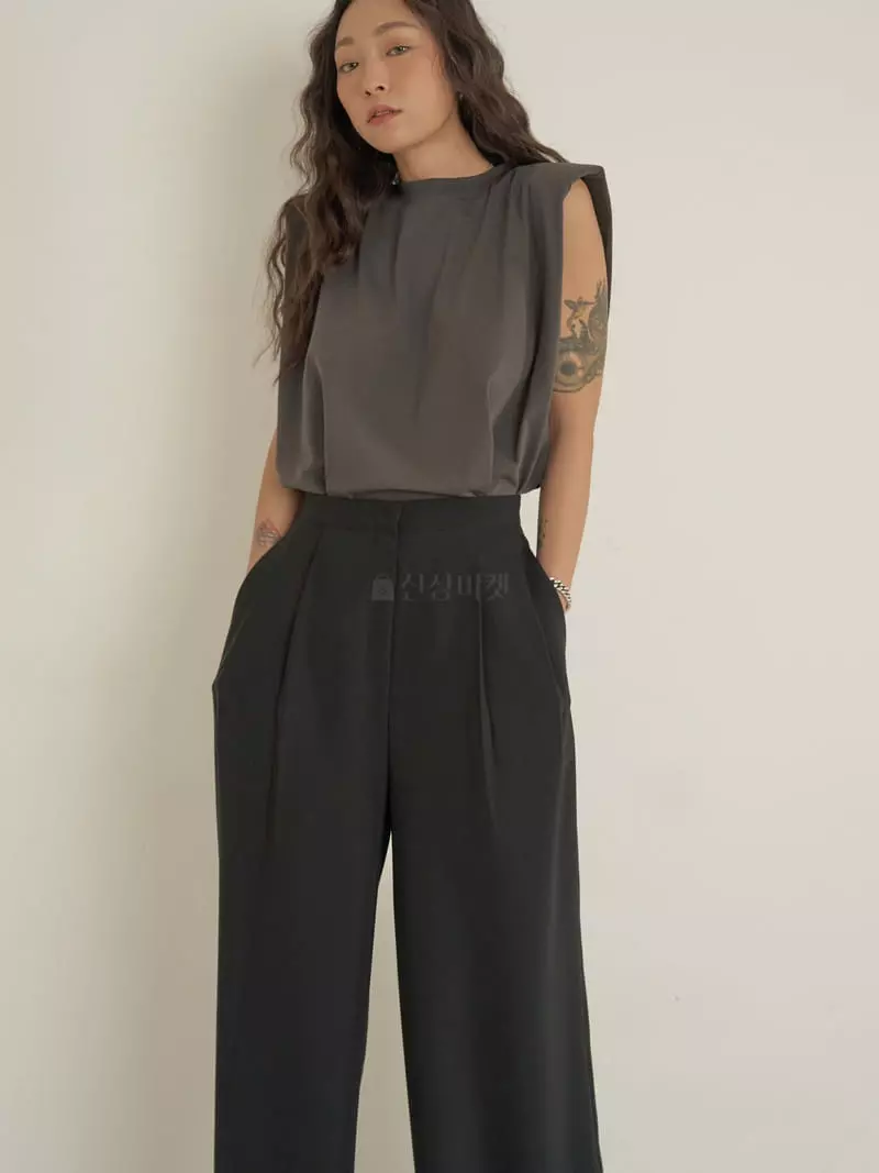 Howl - Korean Women Fashion - #thatsdarling - Silket Shoulder Pad Tee