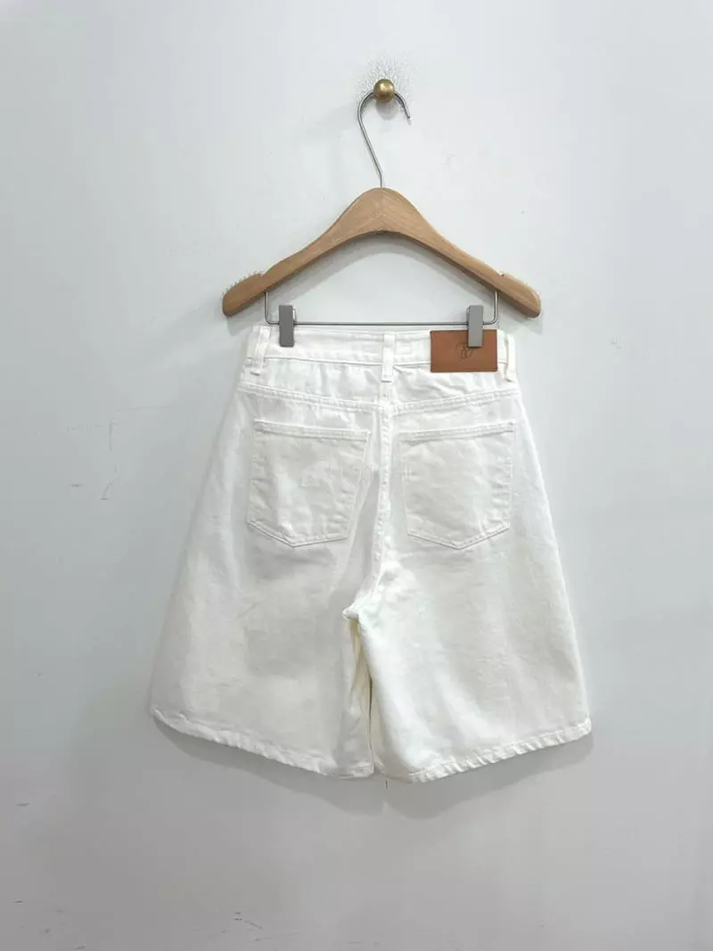 Ave29 - Korean Women Fashion - #momslook - Row White Half Shorts