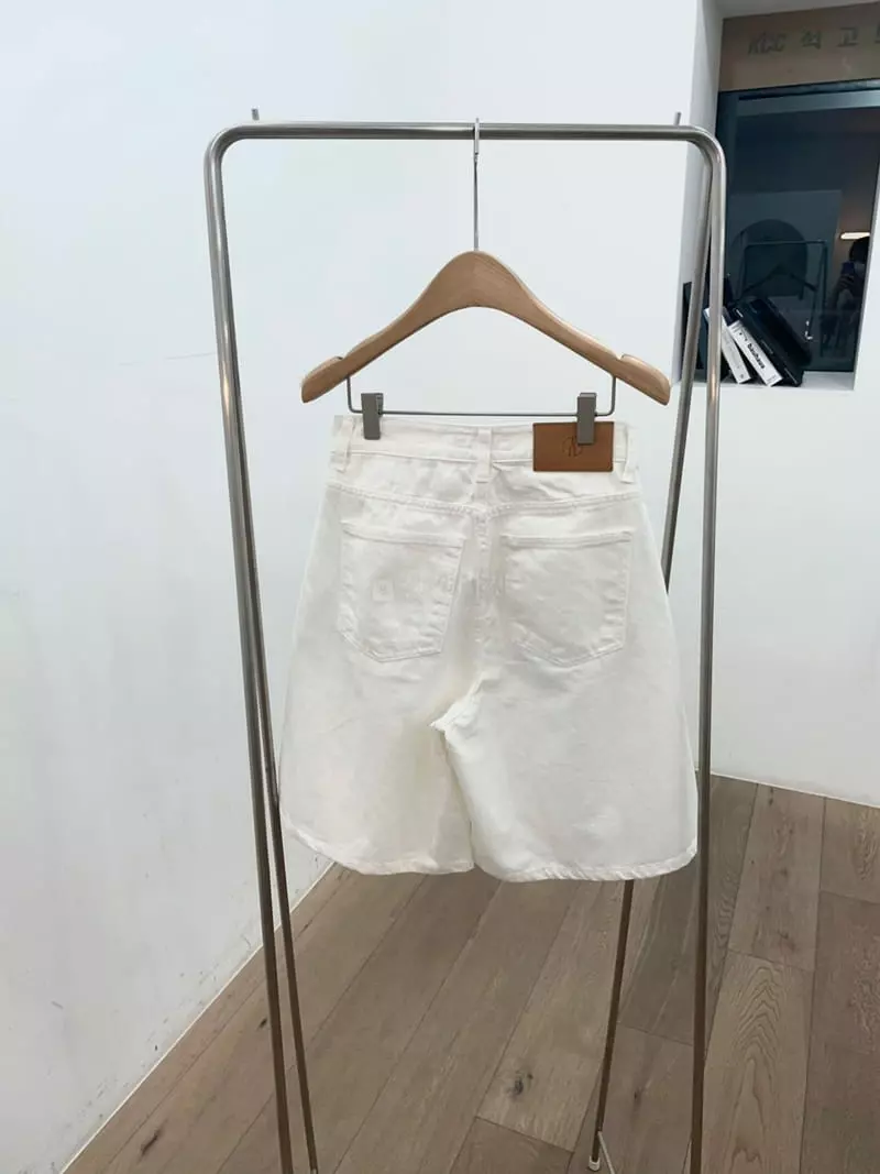 Ave29 - Korean Women Fashion - #momslook - Row White Half Shorts - 3
