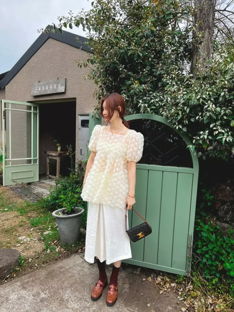 Dailyjud - Korean Women Fashion - #restrostyle - Rose Square Blouse - 2