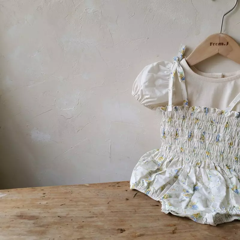 From J - Korean Baby Fashion - #babyclothing - Hellen Flower Smocked Bodysuit - 4