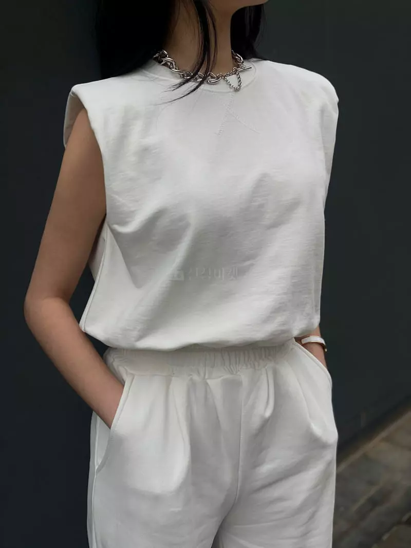 Howl - Korean Women Fashion - #vintageinspired - Pad Banding Sleeveless - 2