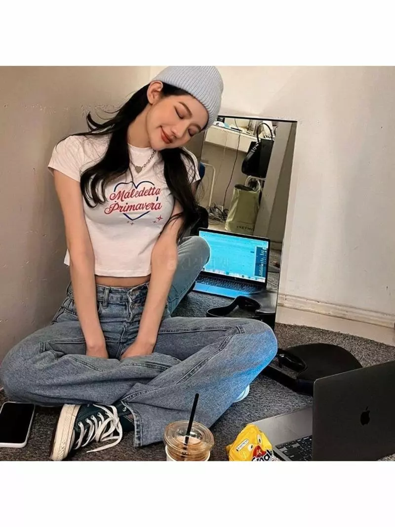 Inssense - Korean Women Fashion - #vintagekidsstyle - Heart Lettering Crop Tee