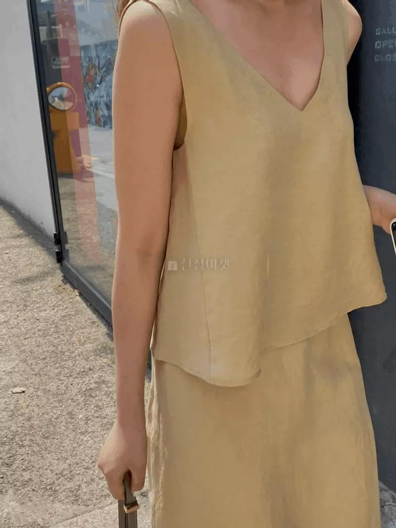 Knock - Korean Women Fashion - #romanticstyle - Pigment Sleeveless Blouse - 2