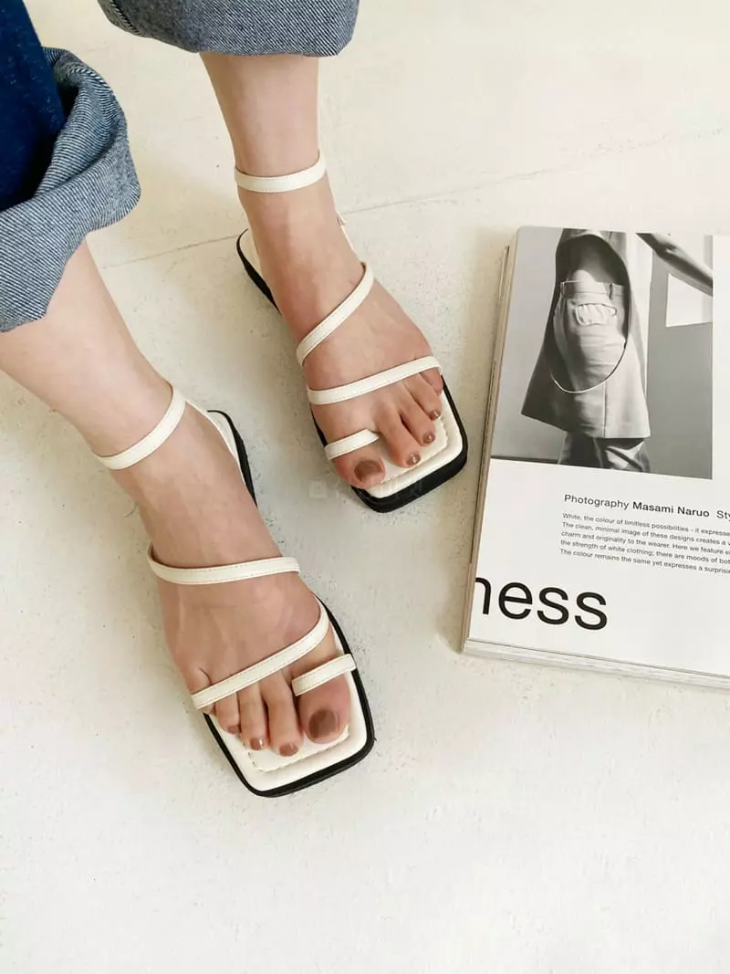 Lowkun - Korean Women Fashion - #womensfashion - Y0035 Thums Strap Sandals