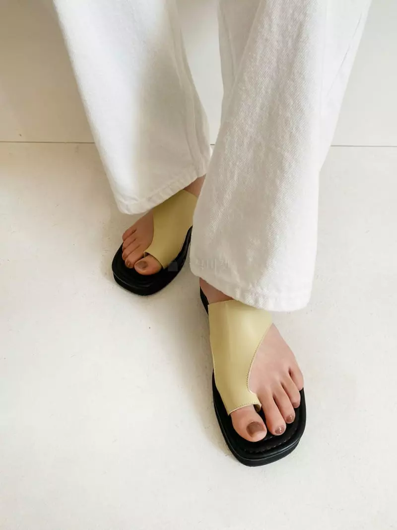 Lowkun - Korean Women Fashion - #momslook - Y0033 Flat Porm Flip-Flops - 4