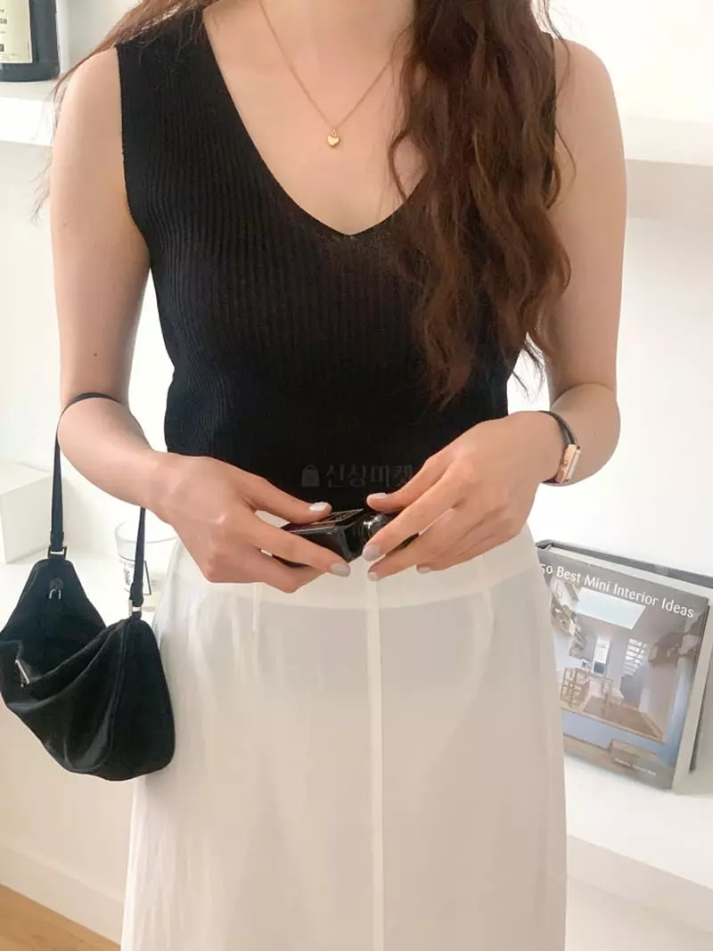 Sunday - Korean Women Fashion - #momslook - Under Rib Sleeveless Knit - 2
