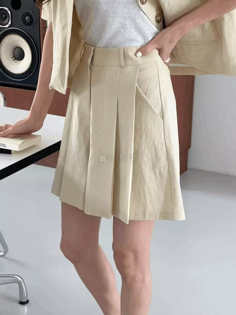 Tomato - Korean Women Fashion - #womensfashion - Rolly Shorts