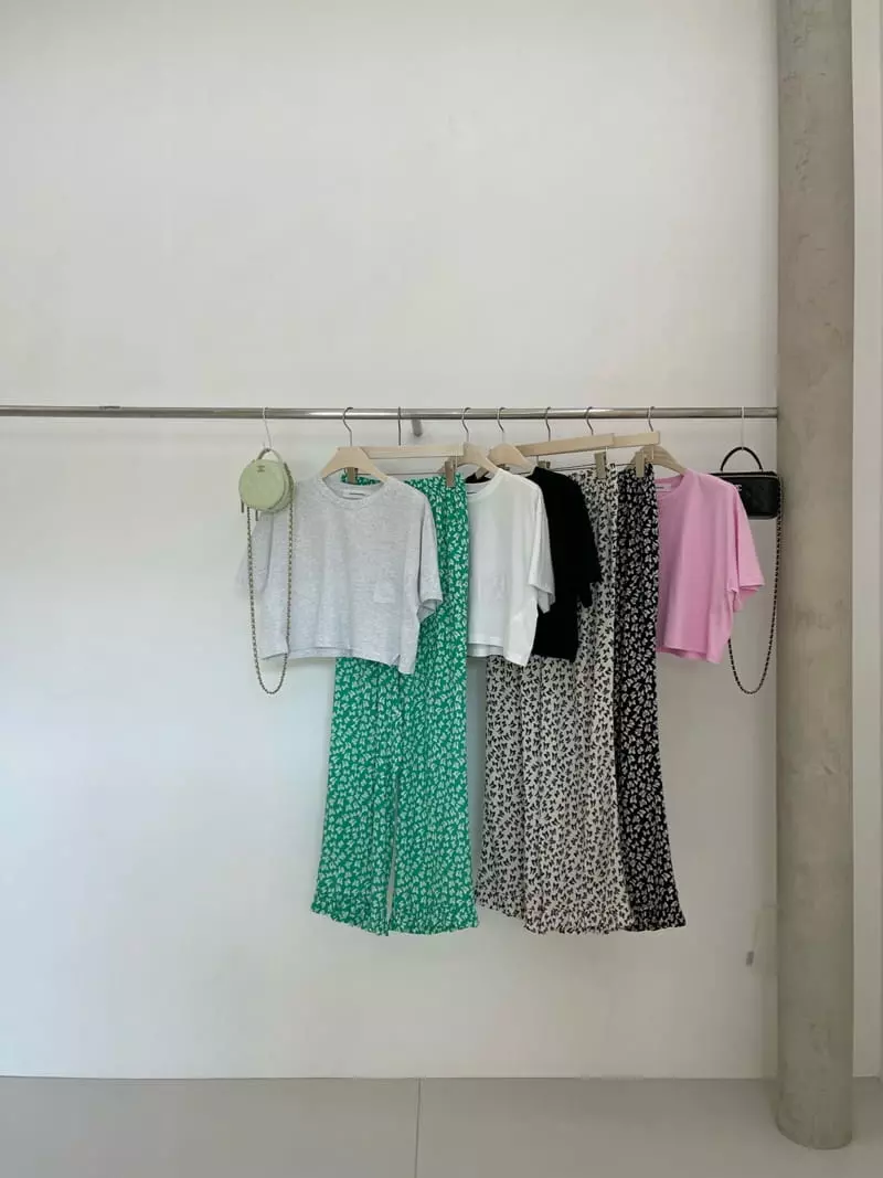 Another Avenue - Korean Women Fashion - #vintagekidsstyle - Crop Slit Tee - 8