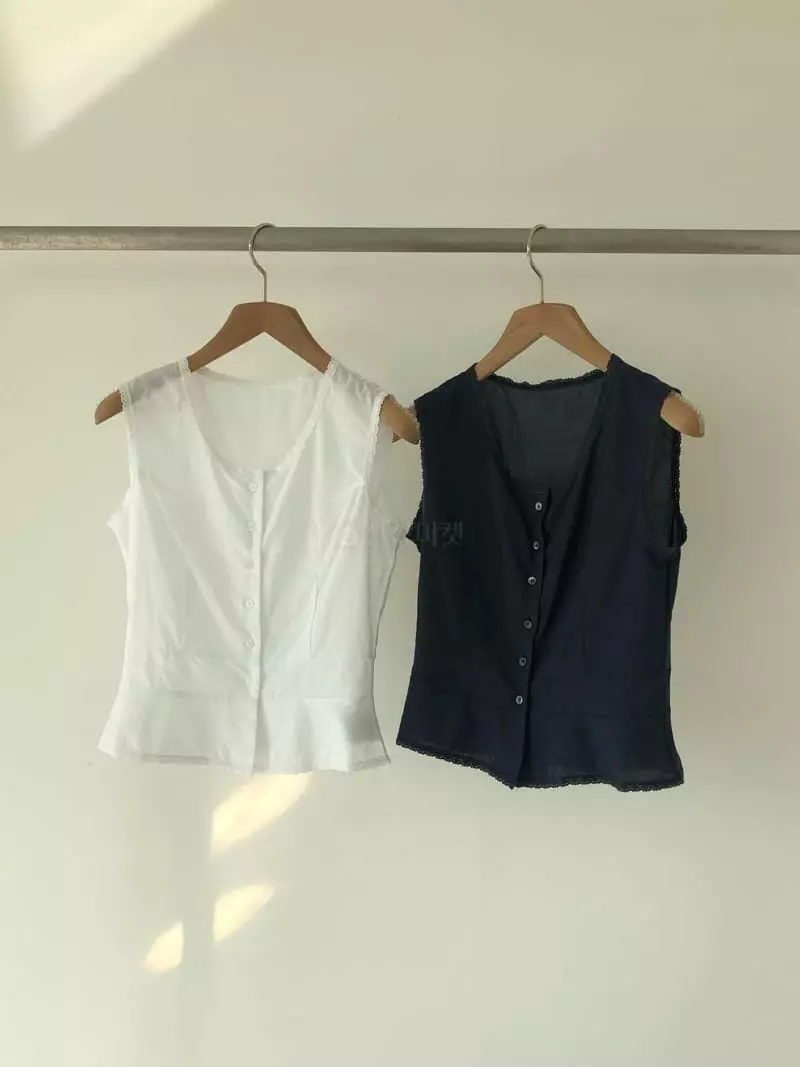 Avecnous - Korean Women Fashion - #momslook - Miu Lace Sleeveless Blouse - 3
