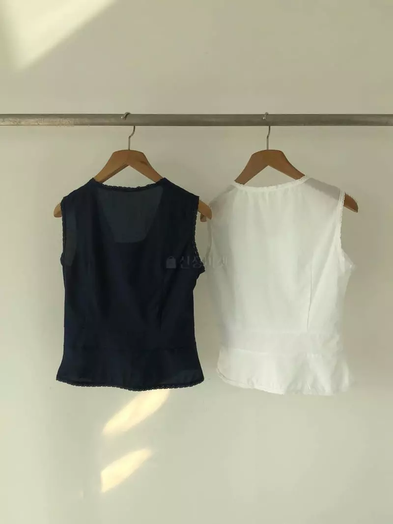 Avecnous - Korean Women Fashion - #momslook - Miu Lace Sleeveless Blouse - 4