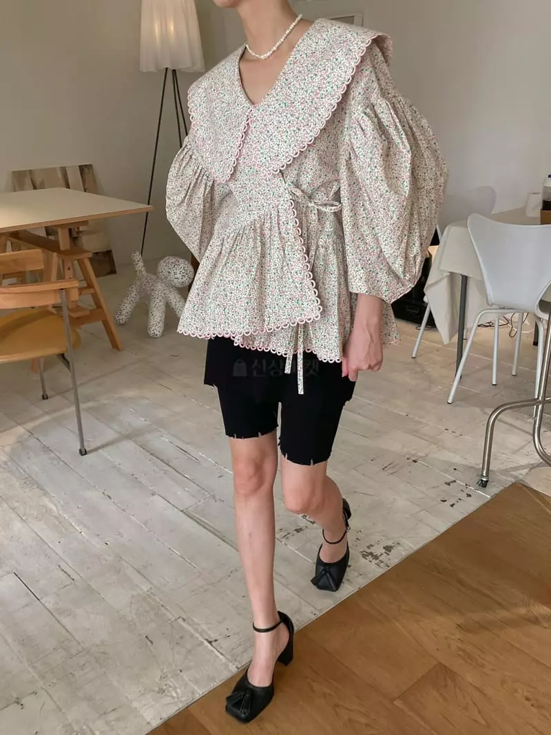 Dailyjud - Korean Women Fashion - #vintagekidsstyle - Flower Kikha Blouse - 2