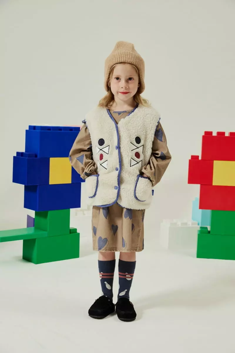 Aeeeday - Korean Children Fashion - #fashionkids - Patch Dymble Vest - 3