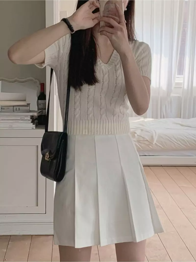 Anne - Korean Women Fashion - #thatsdarling - Luke Twist Shirt Sleeves Crop Knit Tee - 2
