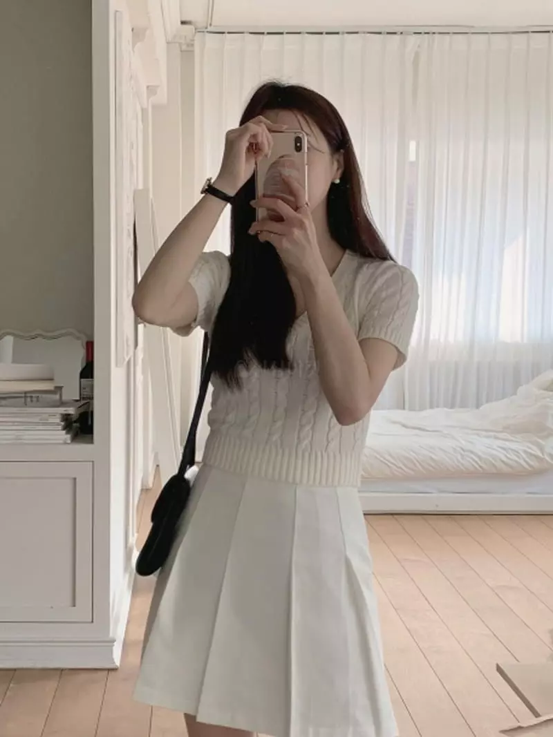Anne - Korean Women Fashion - #thelittlethings - Luke Twist Shirt Sleeves Crop Knit Tee - 3