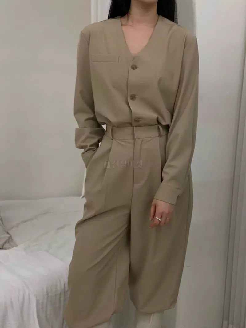 Howl - Korean Women Fashion - #momslook - MOA V-neck Blouse