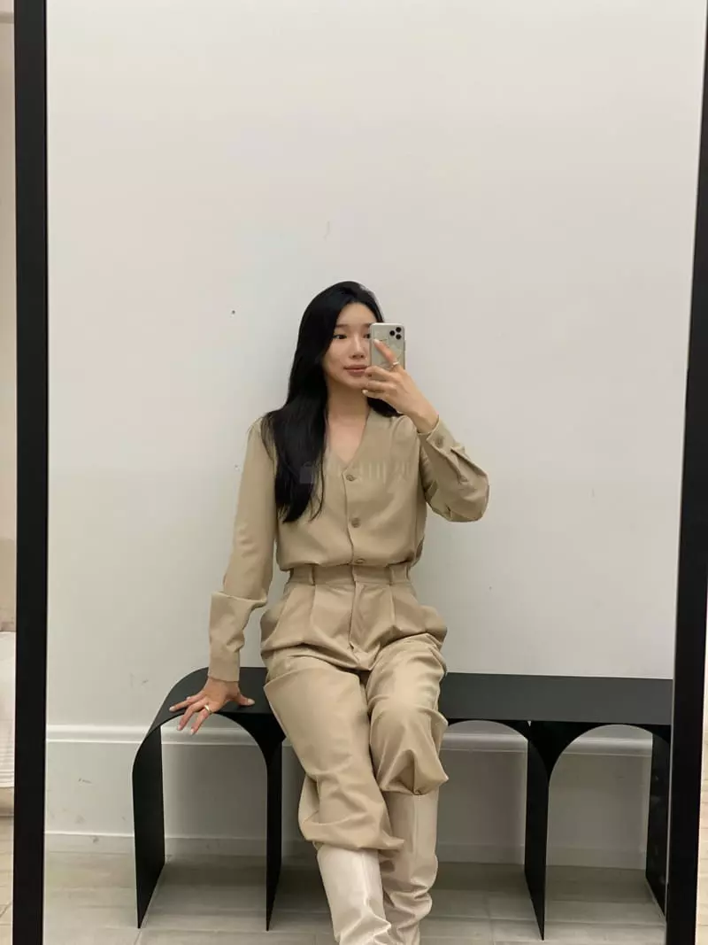 Howl - Korean Women Fashion - #momslook - MOA V-neck Blouse - 3