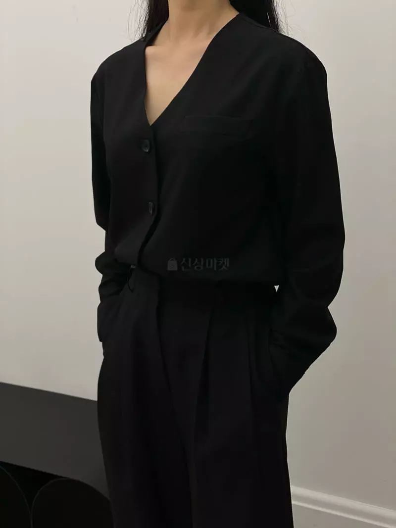 Howl - Korean Women Fashion - #momslook - MOA V-neck Blouse - 7