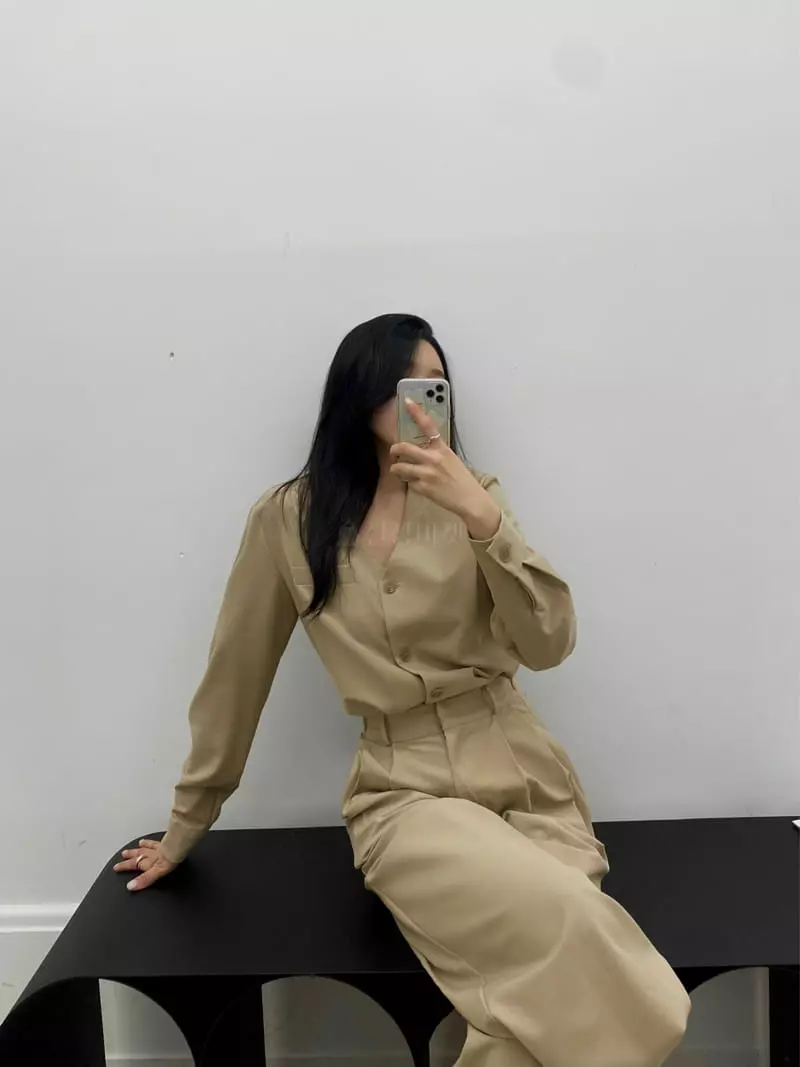 Howl - Korean Women Fashion - #momslook - MOA V-neck Blouse - 9