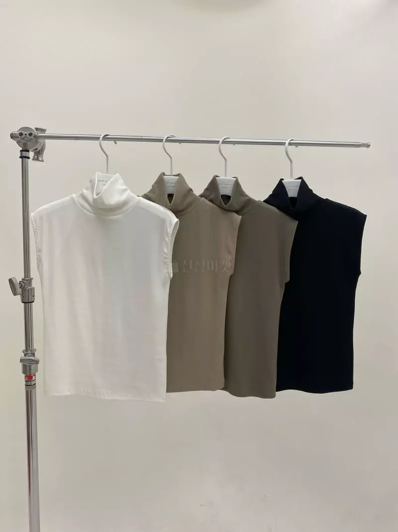 Howl - Korean Women Fashion - #momslook - Polar sleeveless - 4
