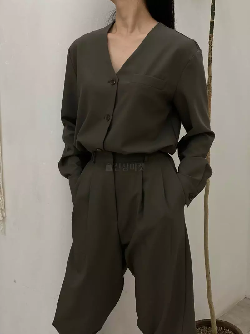 Howl - Korean Women Fashion - #momslook - MOA V-neck Blouse - 4