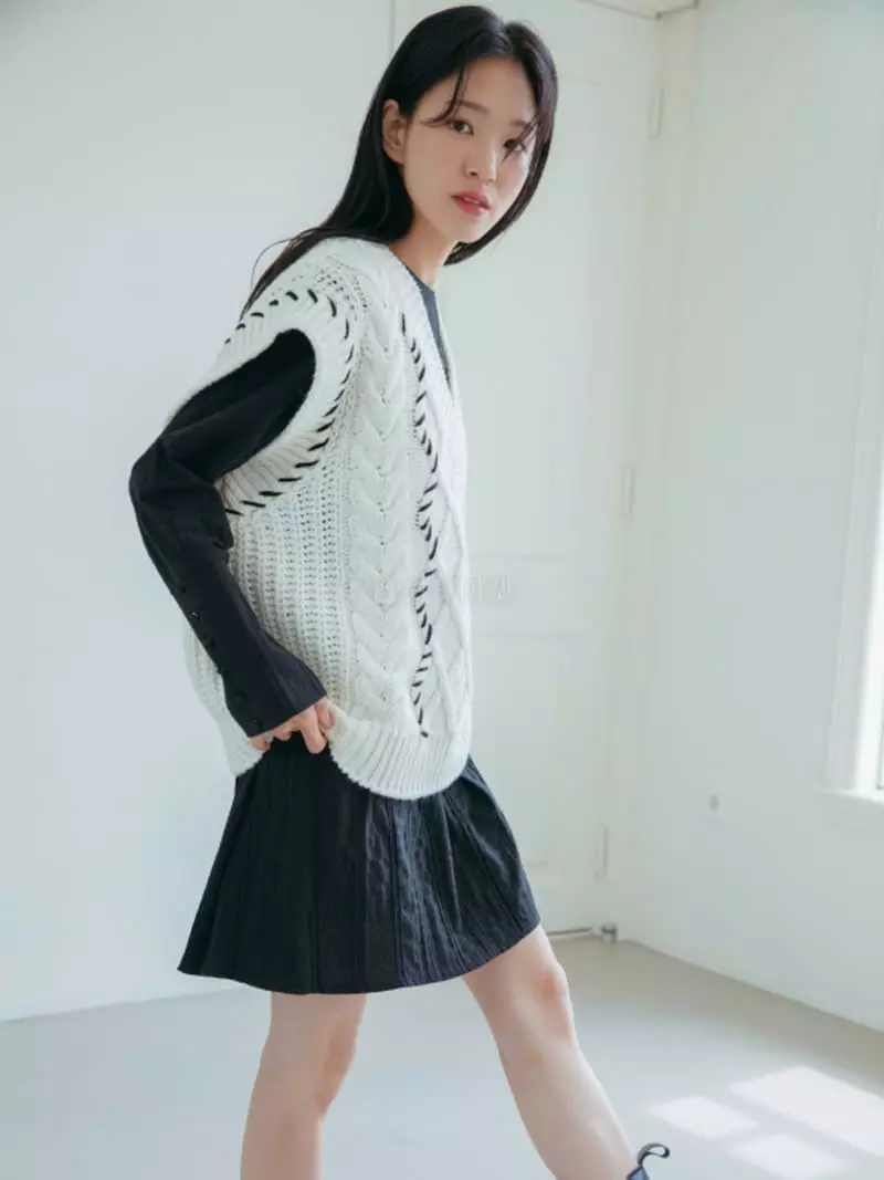 Almond Pepe - Korean Women Fashion - #thatsdarling - Stitch Knit VESt - 3