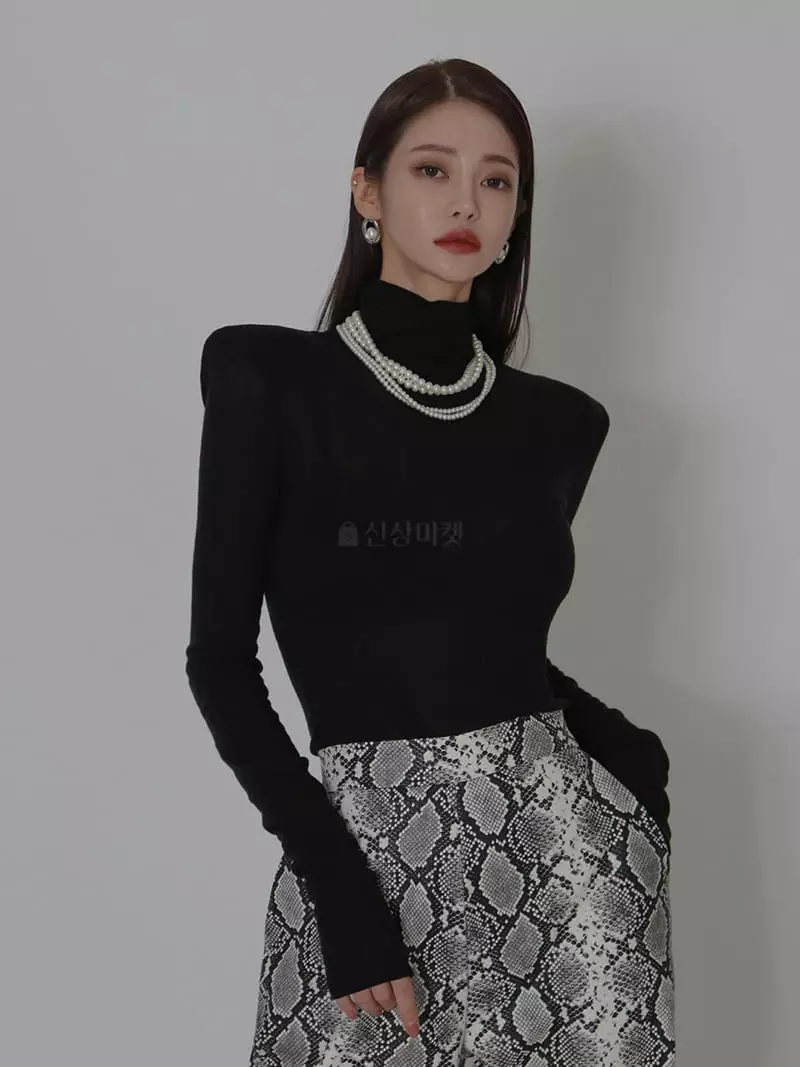 Auver_Fit - Korean Women Fashion - #momslook - Pad Turtleneck Slim Tee - 8
