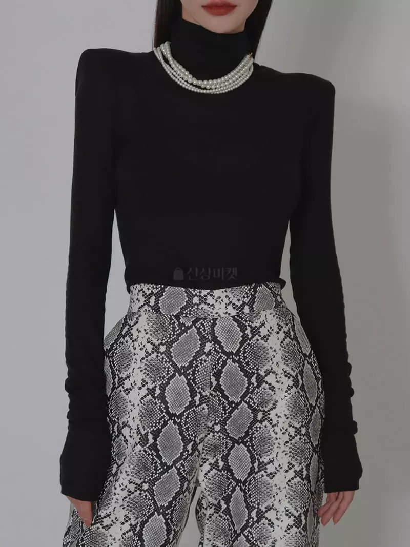 Auver_Fit - Korean Women Fashion - #womensfashion - Pad Turtleneck Slim Tee