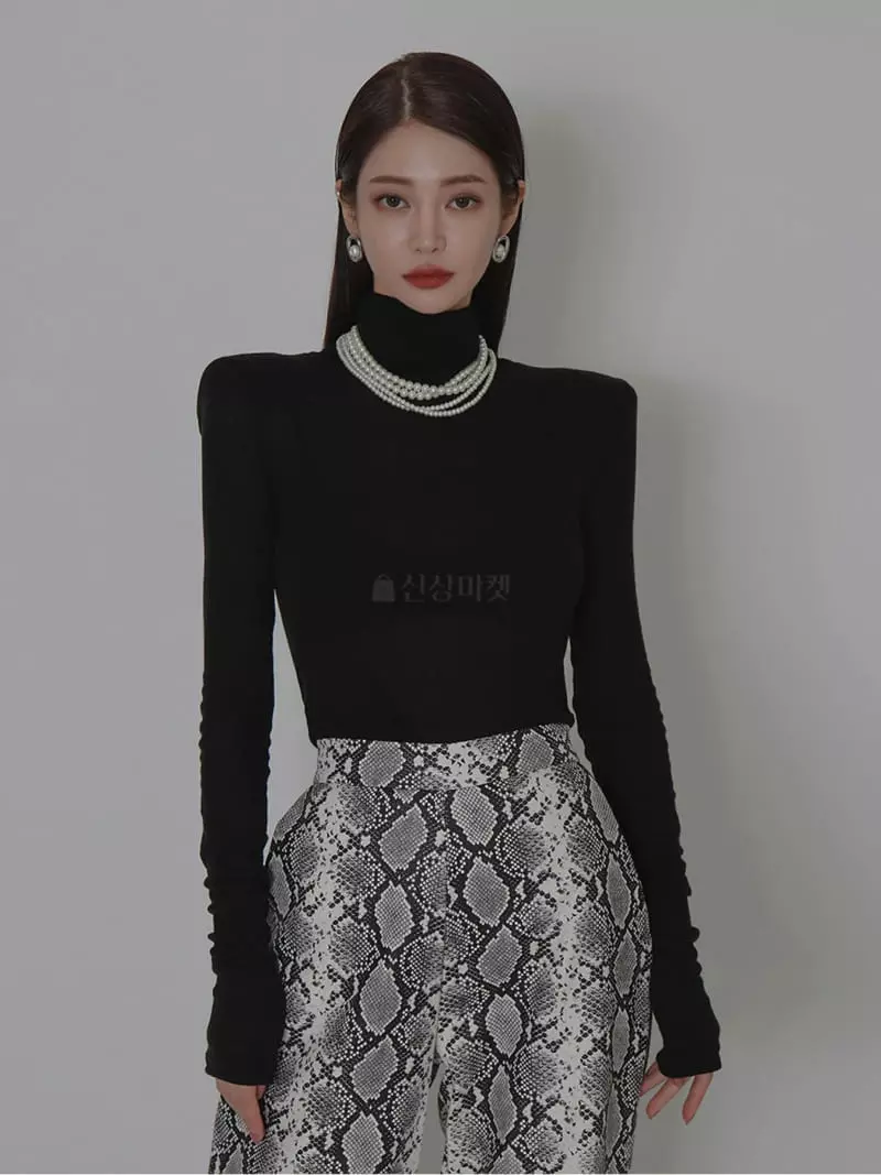 Auver_Fit - Korean Women Fashion - #womensfashion - Pad Turtleneck Slim Tee - 5
