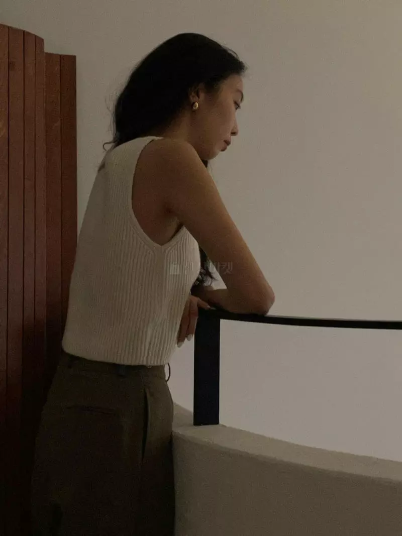 Baie Oud - Korean Women Fashion - #momslook - V Vest Knit Tee