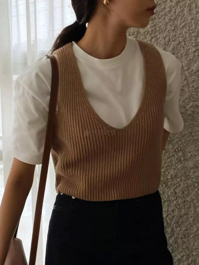 Baie Oud - Korean Women Fashion - #momslook - V Vest Knit Tee - 4