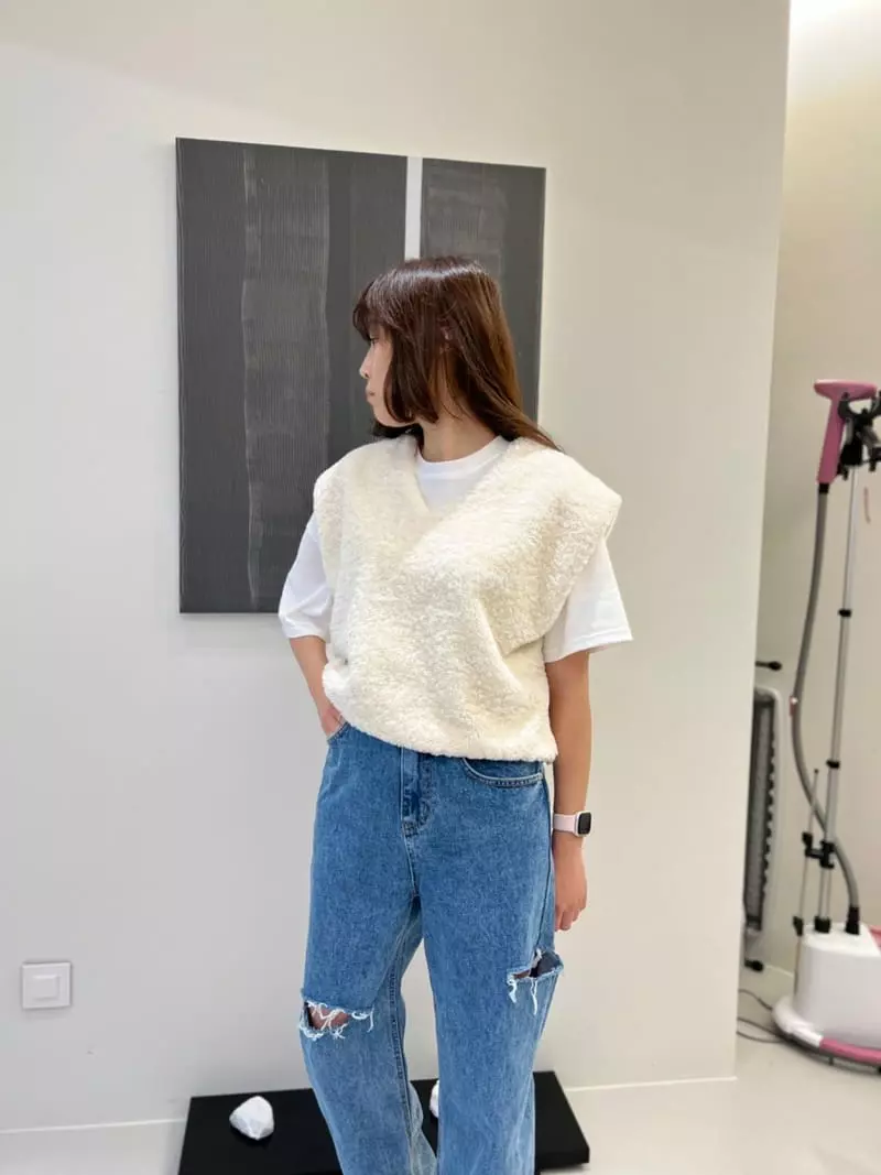 Dayday - Korean Women Fashion - #momslook - Bear Vest - 4