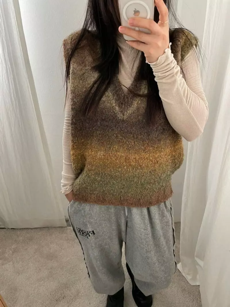 Floor - Korean Women Fashion - #momslook - Gradarion Bookle Vest - 11