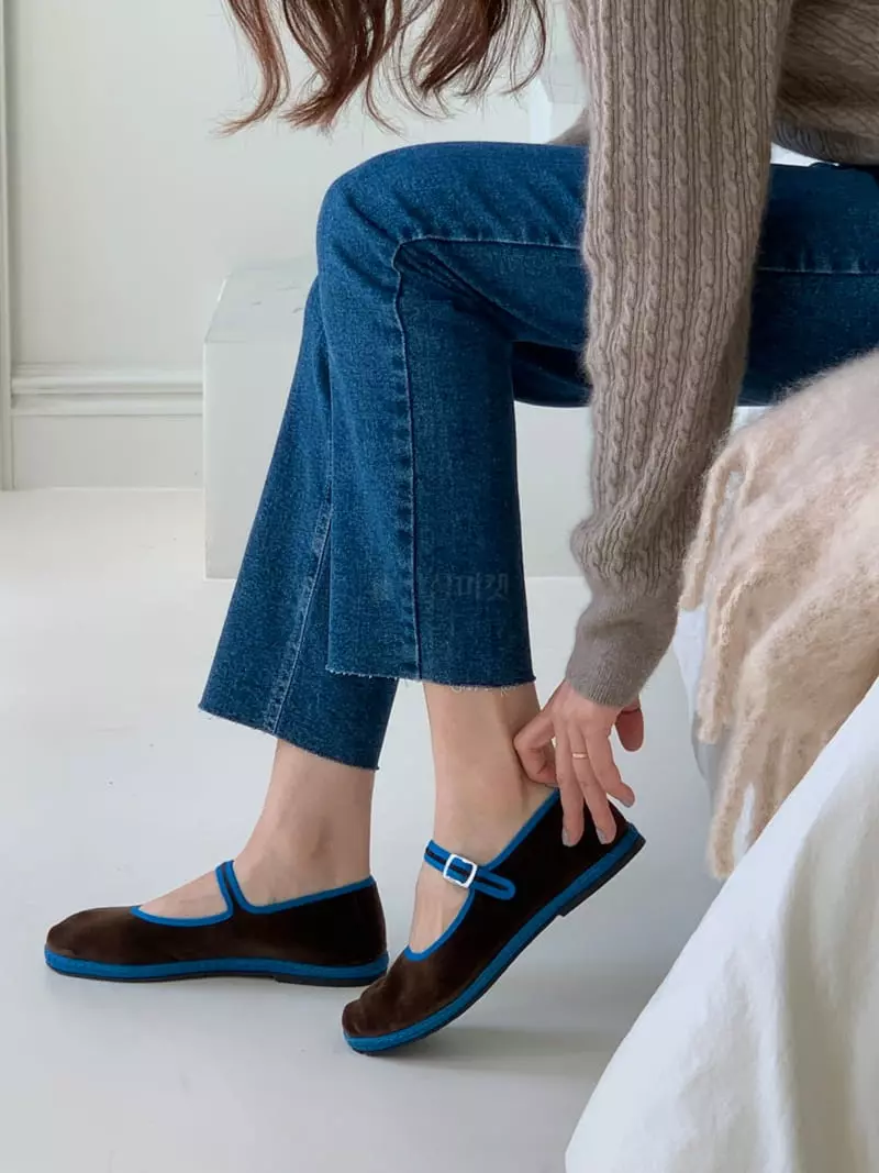 Gracia - Korean Women Fashion - #restrostyle - Util Banding Jeans - 3